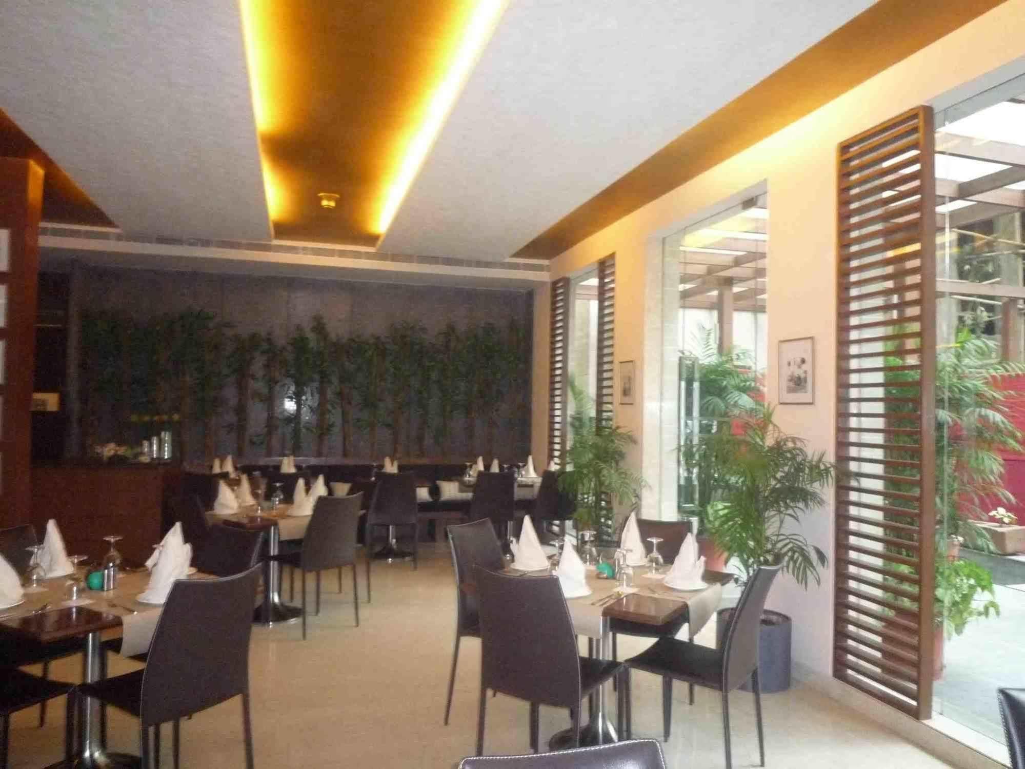 Udman Hotel Panchshila Park Nova Deli Exterior foto